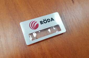 бейдж с логотипом на клипсе